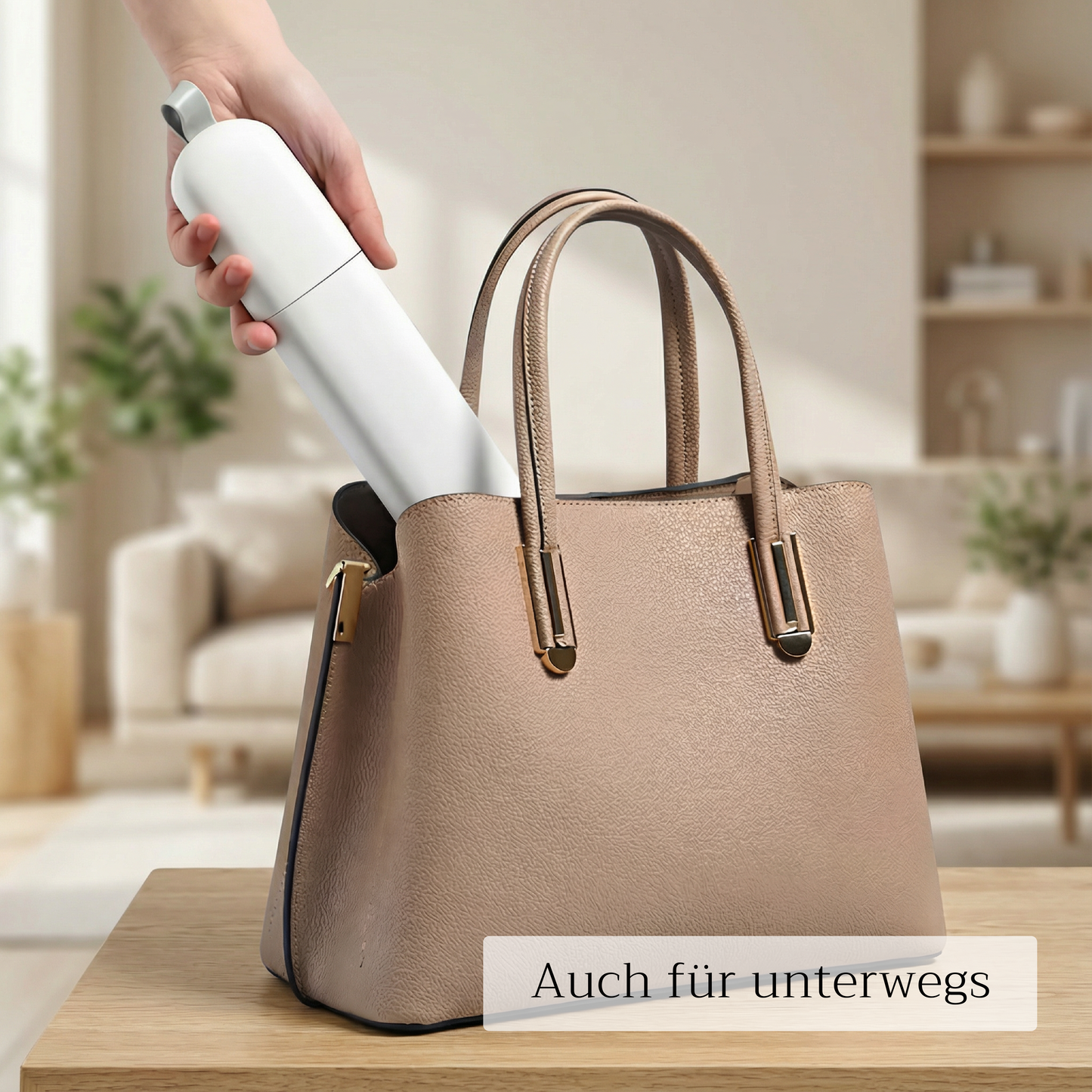 Luvari CleanBrush griffbereit in der Handtasche verstaut