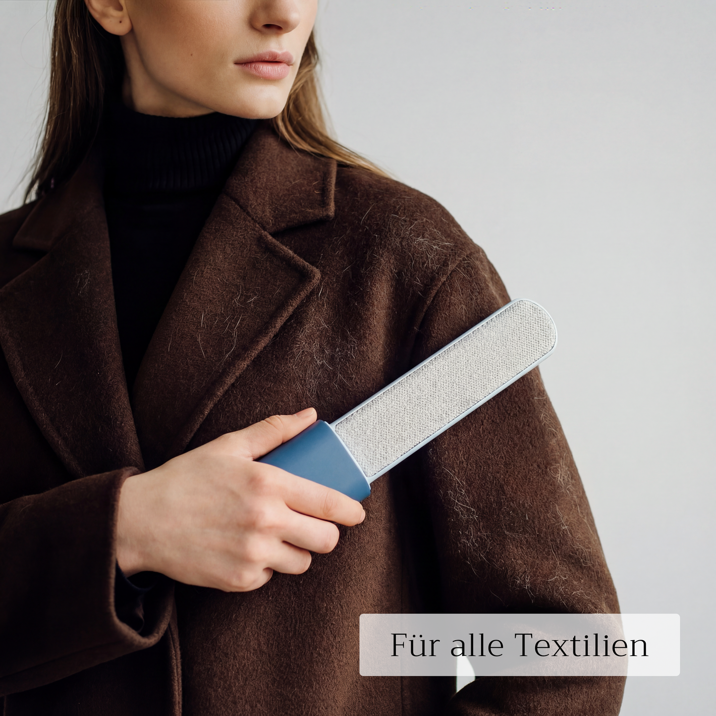 Fusseln vom Mantel entfernen mit der Luvari CleanBrush