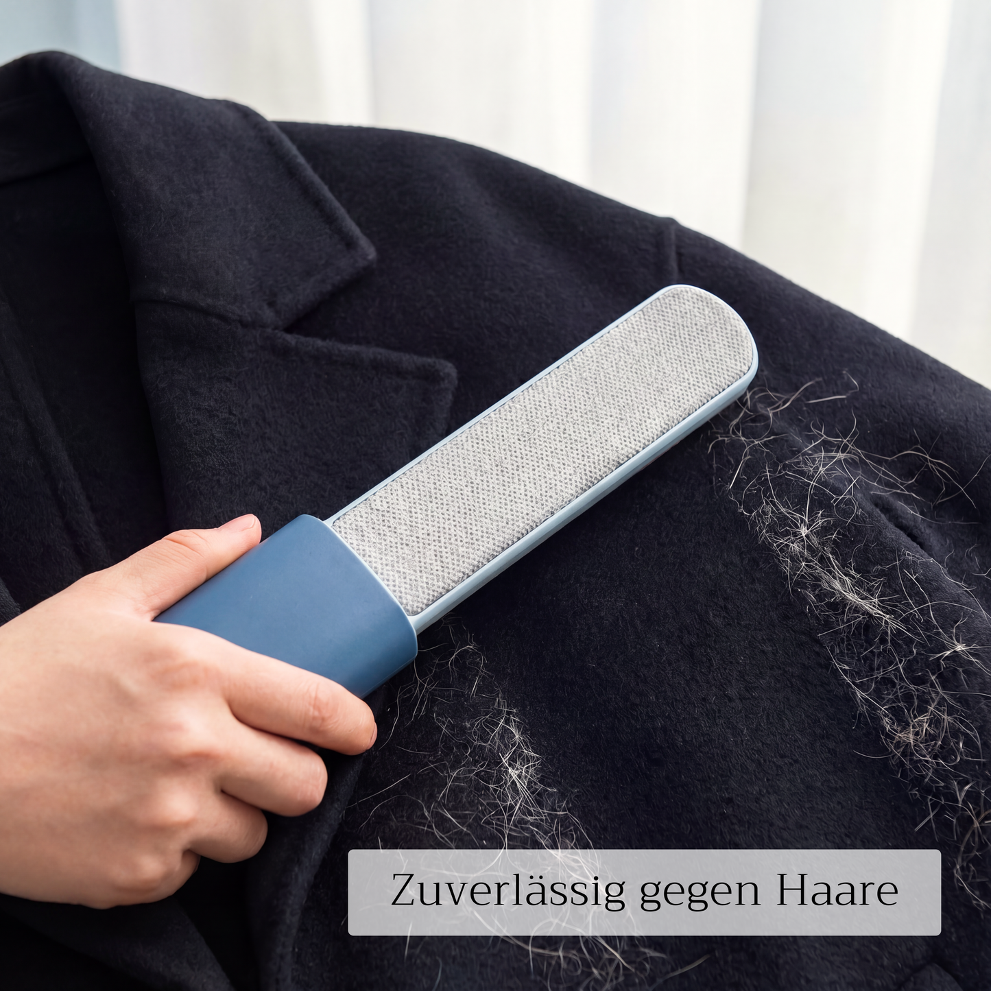 Tierhaare vom dunklen Mantel entfernen mit der Luvari CleanBrush